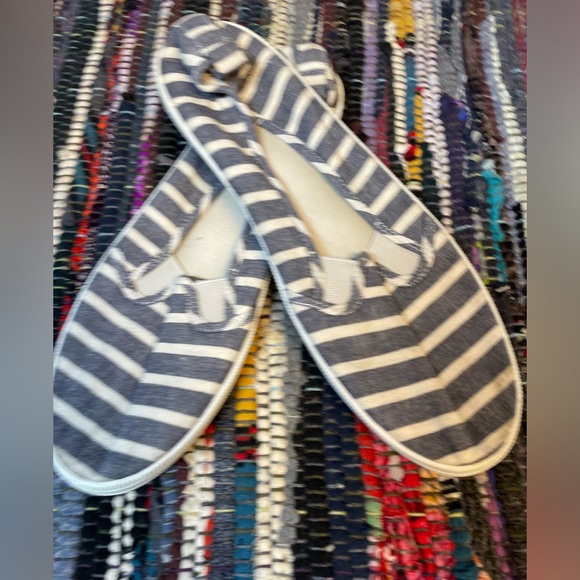 🍀3 FOR $15🍀 | H&M | Blue/White Stripe | Womens Flats | Slip-ons | Size 9.5 - Picture 2 of 4